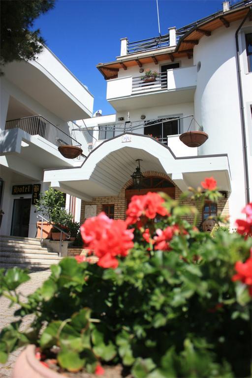 Hotel Ristorante La Bilancia Loreto Aprutino Exterior foto